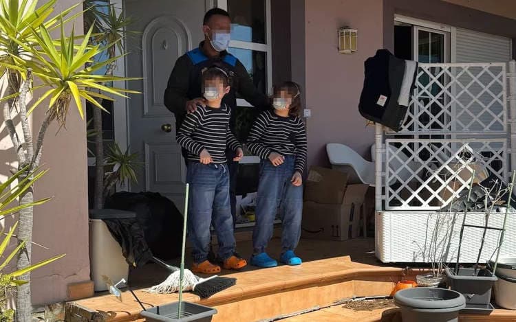 Thumbnail for Spanish Nosy Neighbor Uncovers Kids Hidden Three Years by COVID-Paranoid Parents